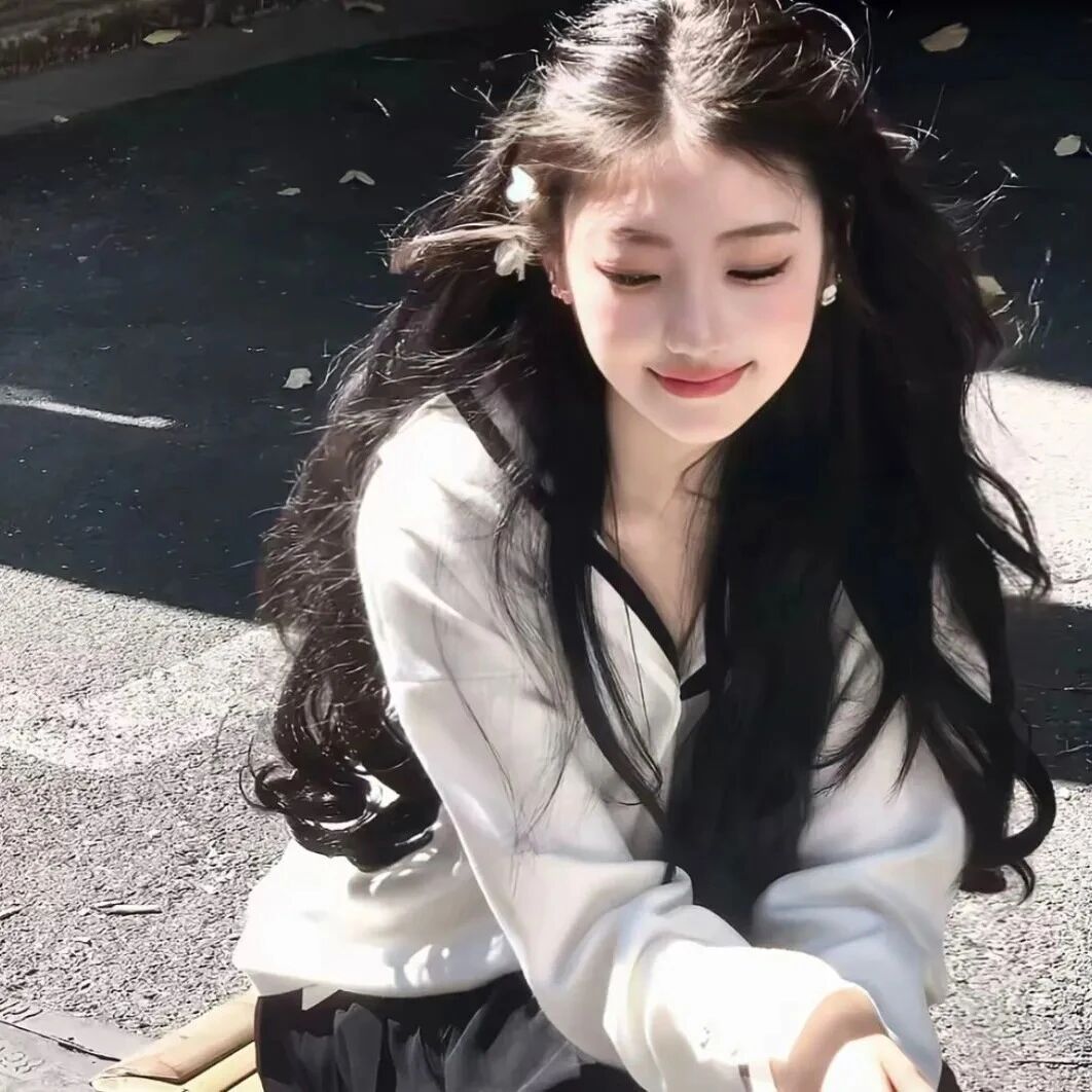 蹲着温柔女生头像
