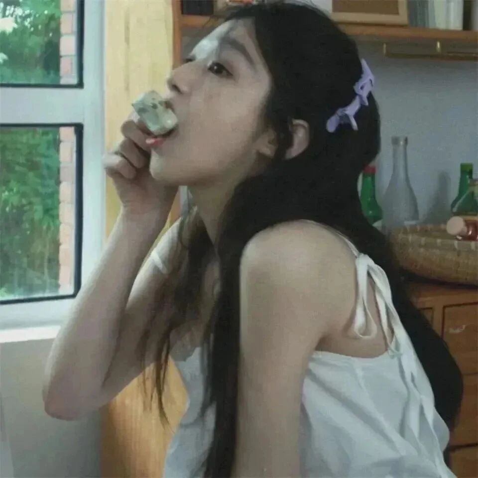 夏天吃冰棒温柔侧脸女生头像