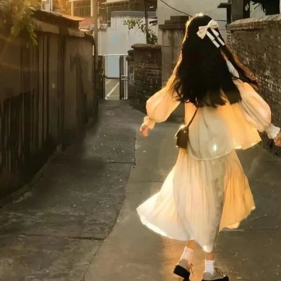氛围感背影不露脸女生头像