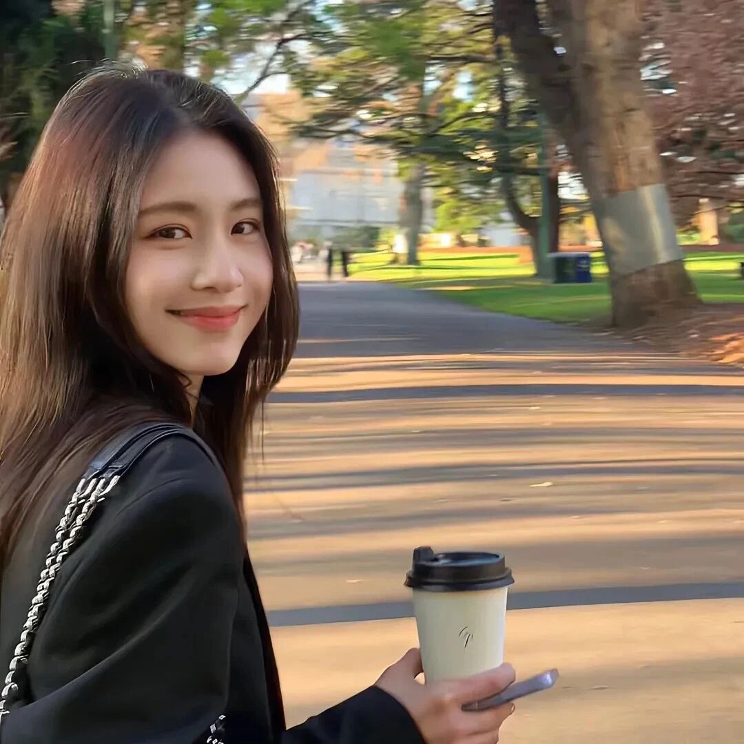 喝咖啡甜美女生头像
