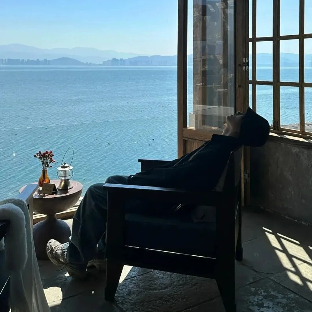 海边侧脸男生头像