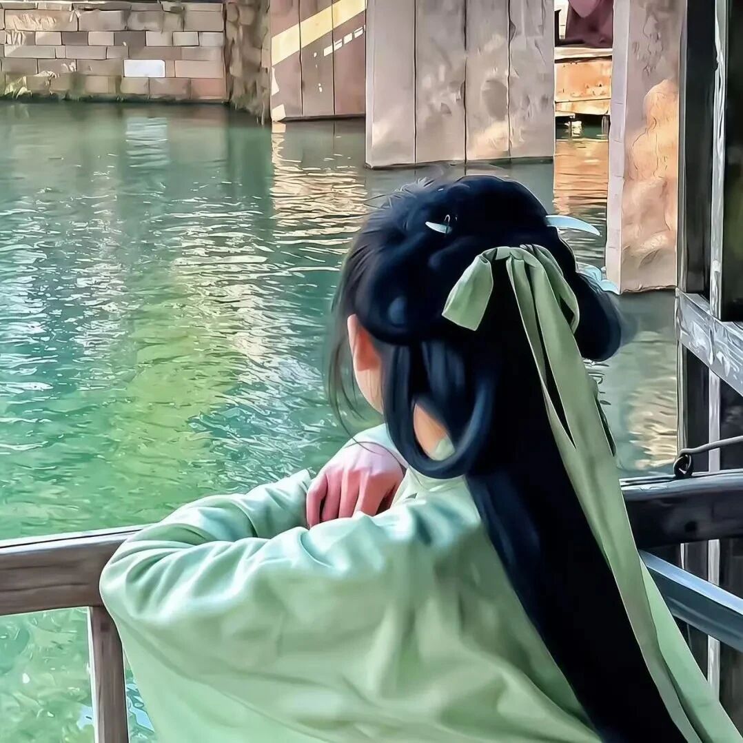 新中式背影不露脸女生头像