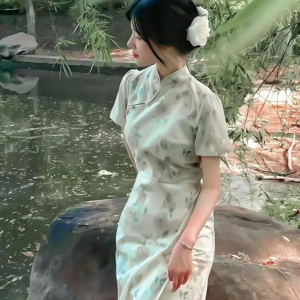 新中式侧脸女生头像