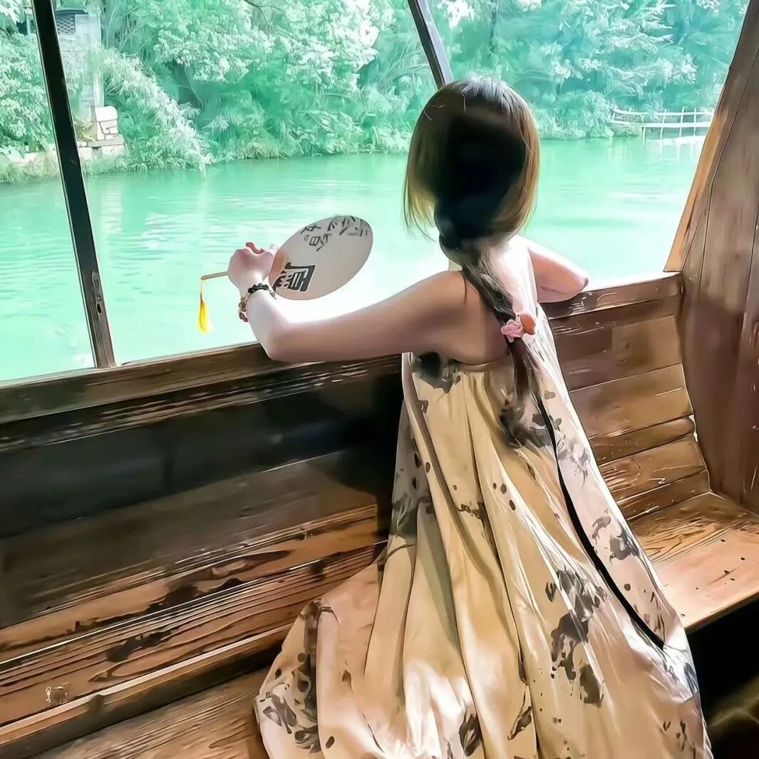 新中式背影不露脸女生头像