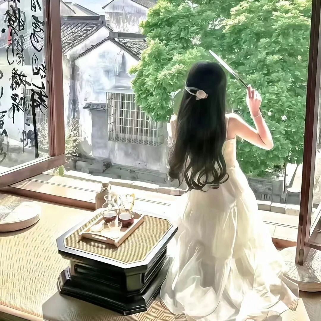 新中式背影不露脸女生头像