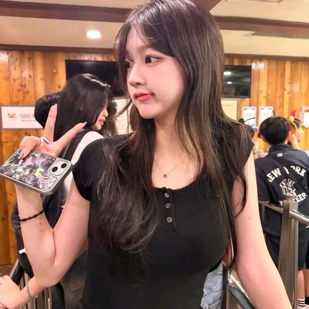 剪刀手甜妹侧脸女生头像