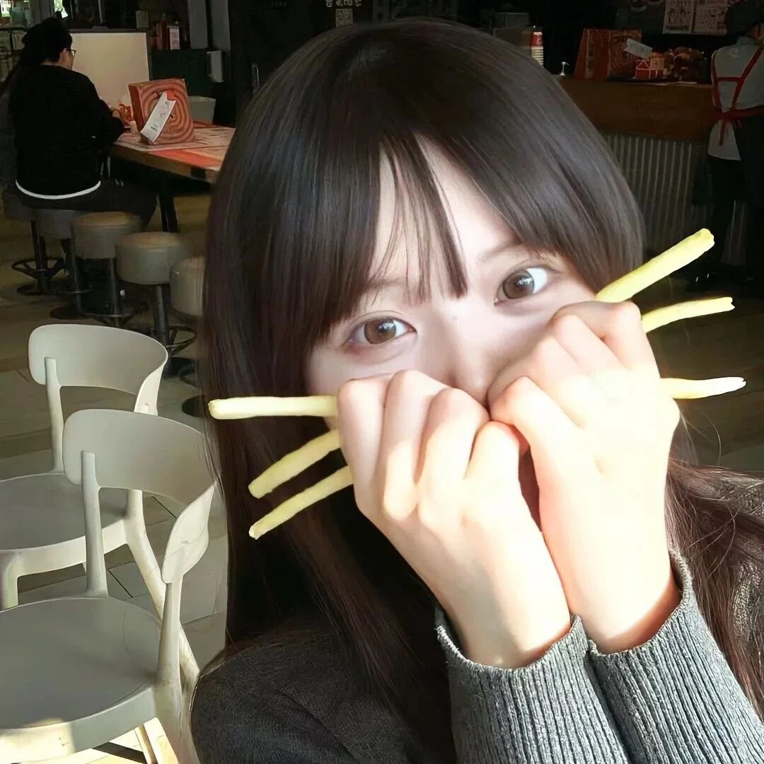 捂嘴吃饭甜妹女生头像
