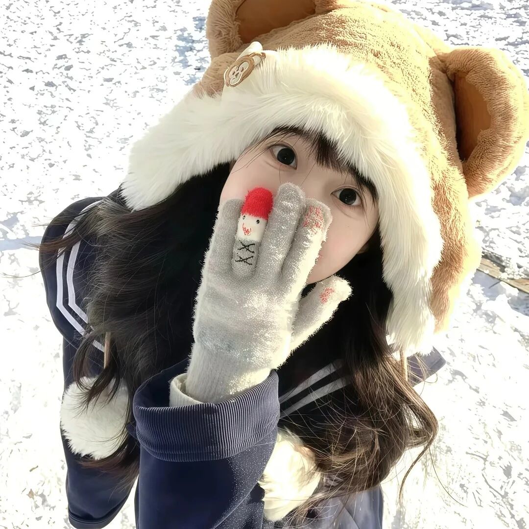 捂嘴冬天甜妹女生头像