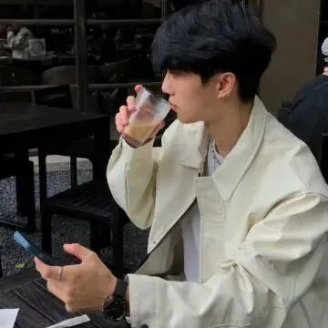 喝咖啡小众侧脸男生头像