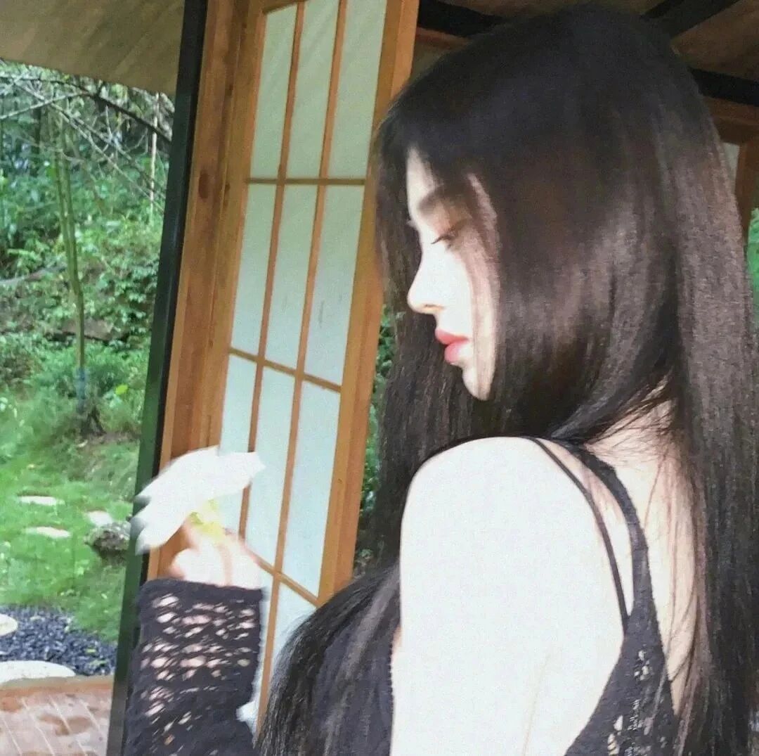 鞠婧祎爱豆温柔侧脸女生头像