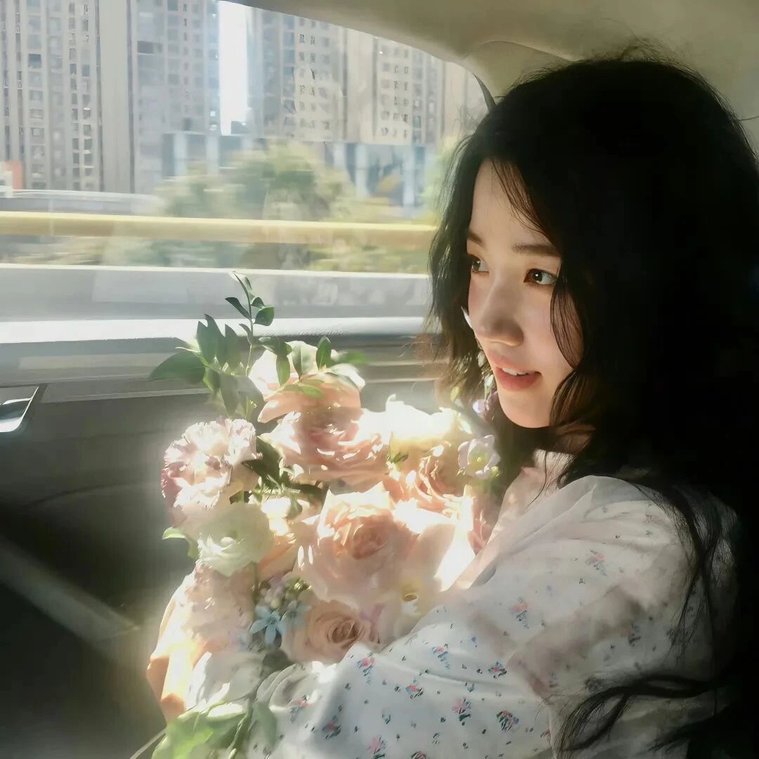 车内鲜花温柔侧脸女生头像