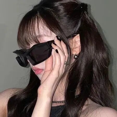 很飒墨镜侧脸女生头像