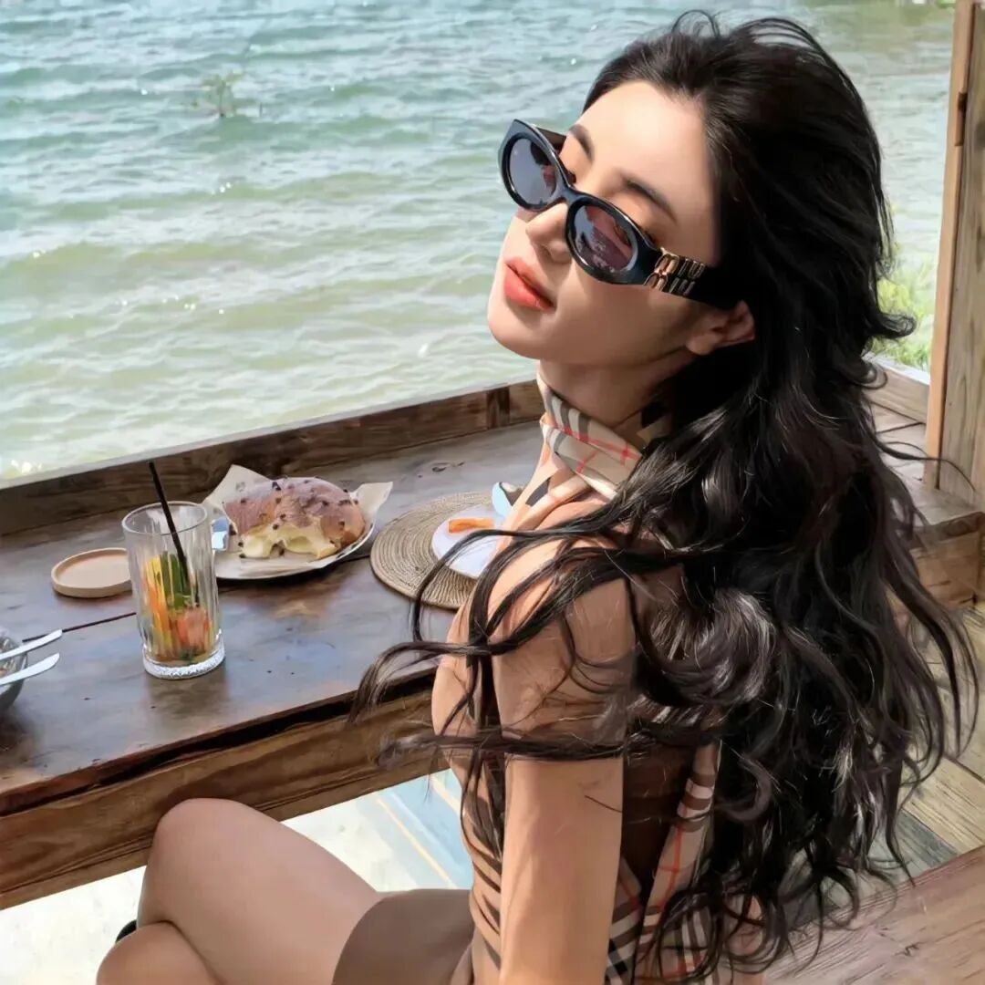 很飒墨镜女生头像
