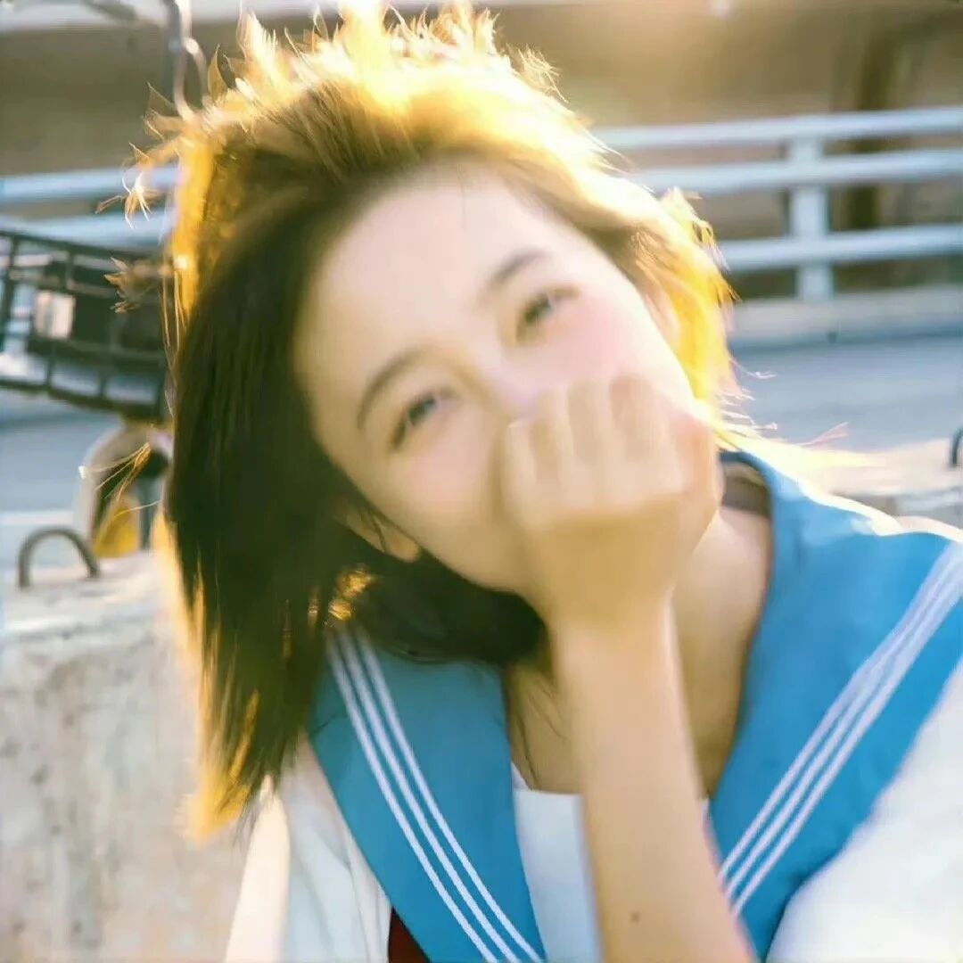 捂嘴爱笑光感女生头像