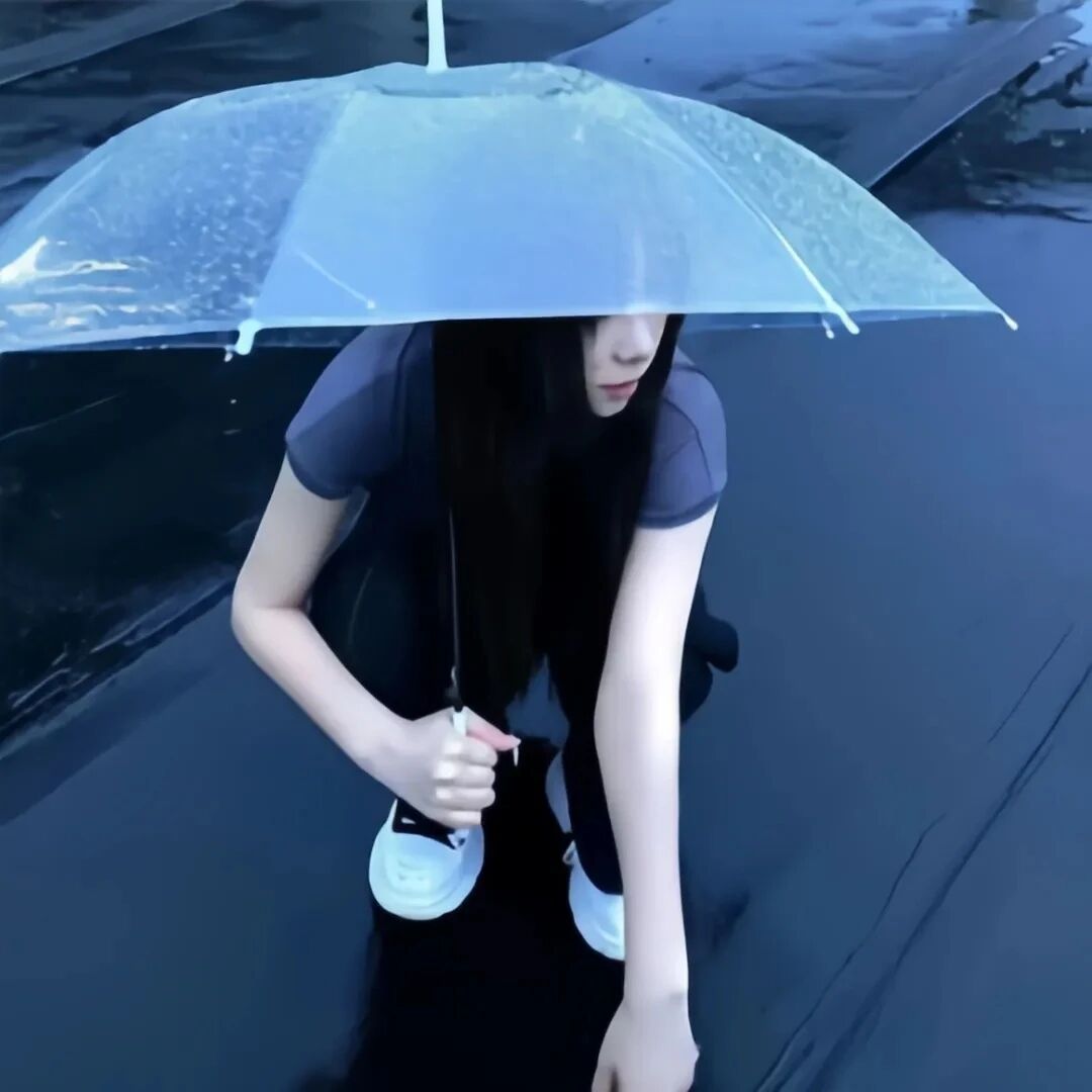撑伞氛围感海边女生头像