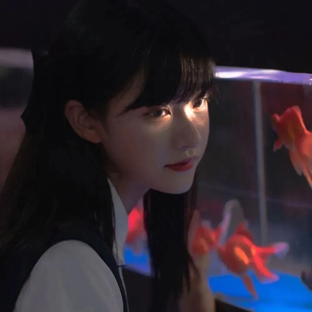 金鱼氛围感侧脸女生头像