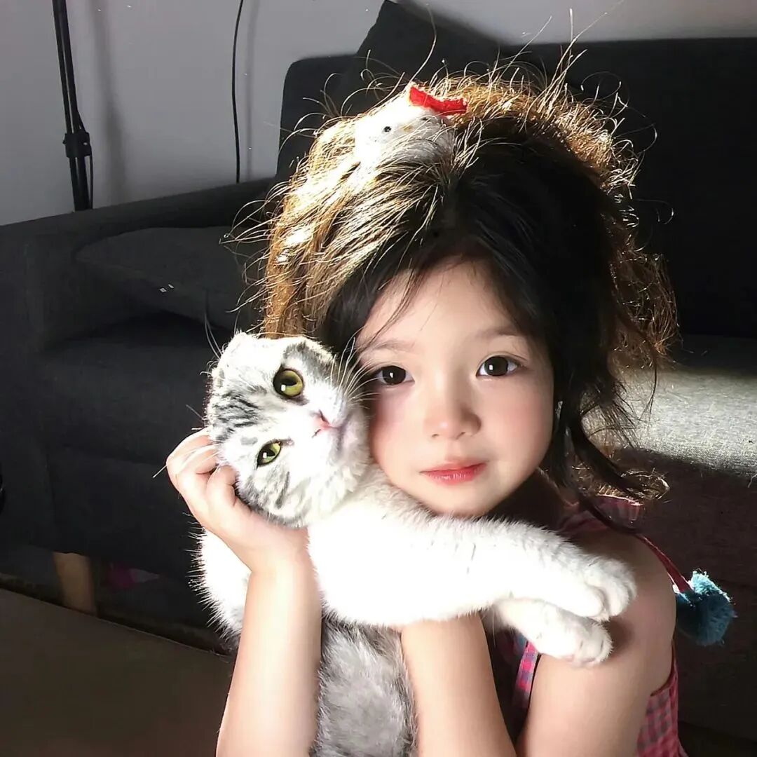 抱着猫咪小女孩萌娃头像