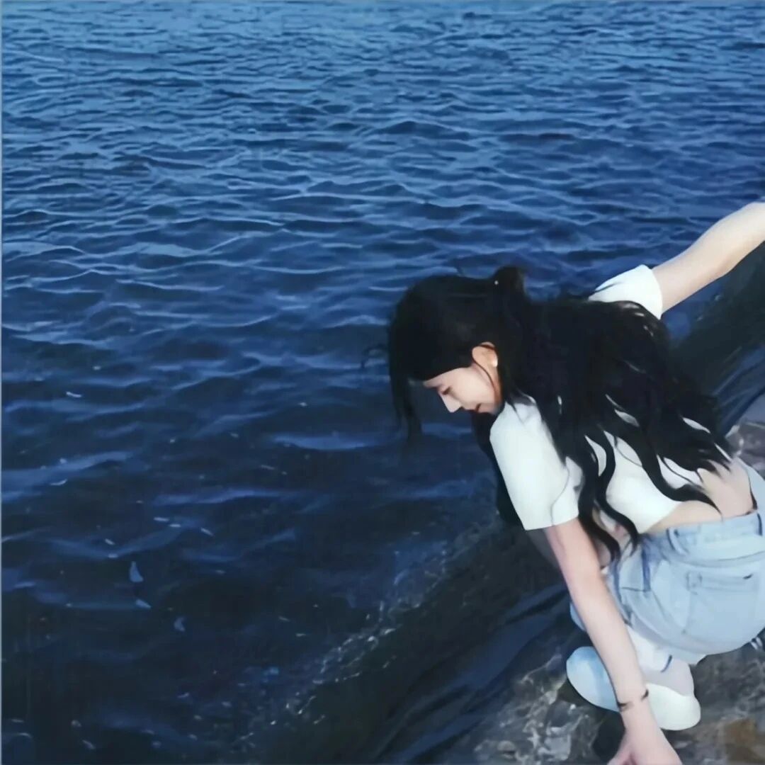 氛围感海边侧脸女生头像