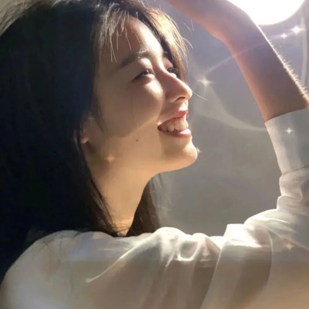 光感爱笑侧脸女生头像