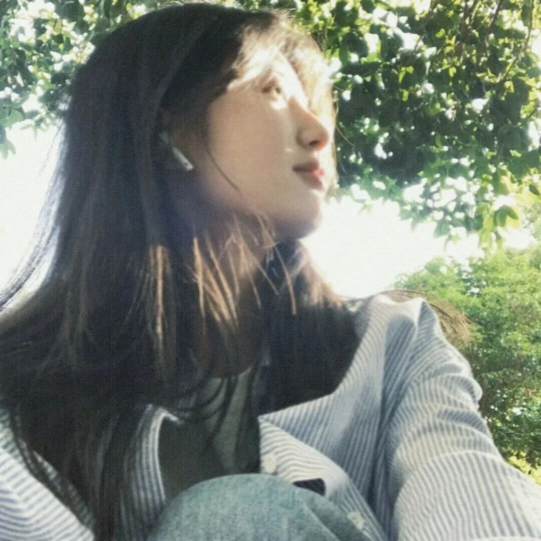光感侧脸女生头像