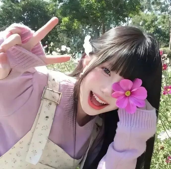 剪刀手紫色系女生头像