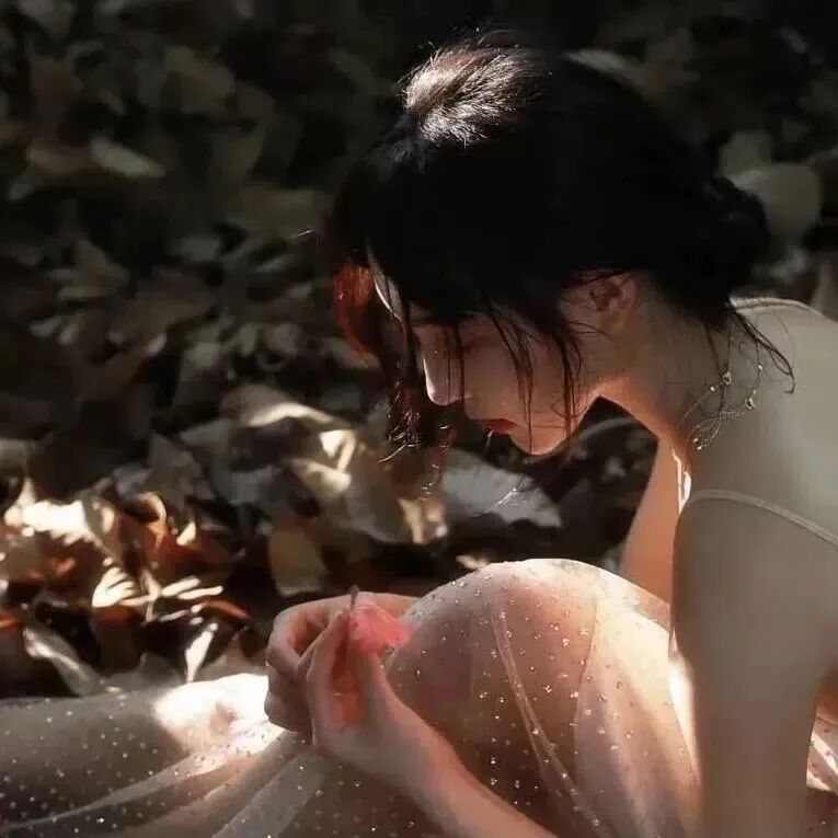 温柔侧脸女生头像
