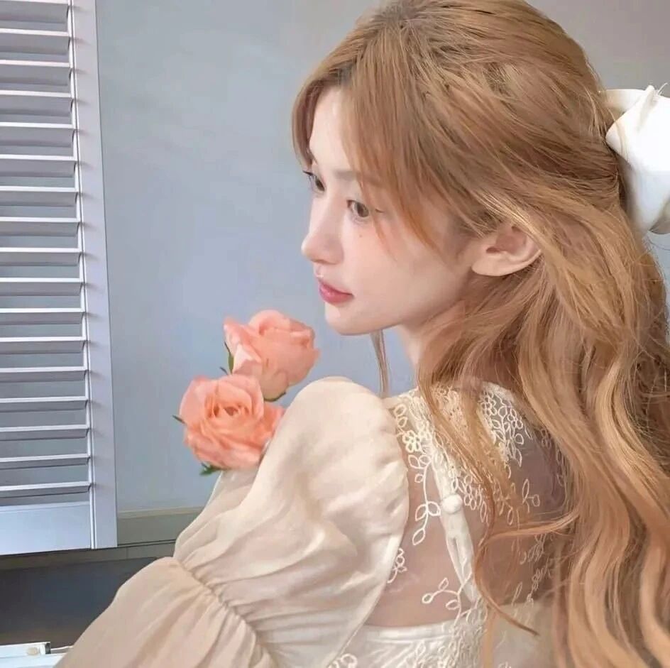 鲜花温柔侧脸女生头像