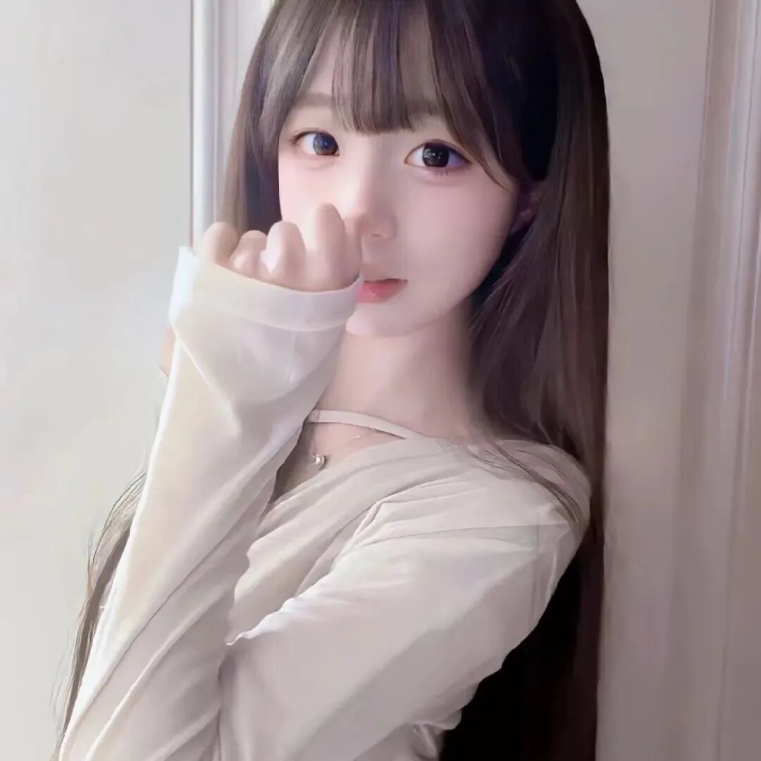 捂嘴纯欲女生头像