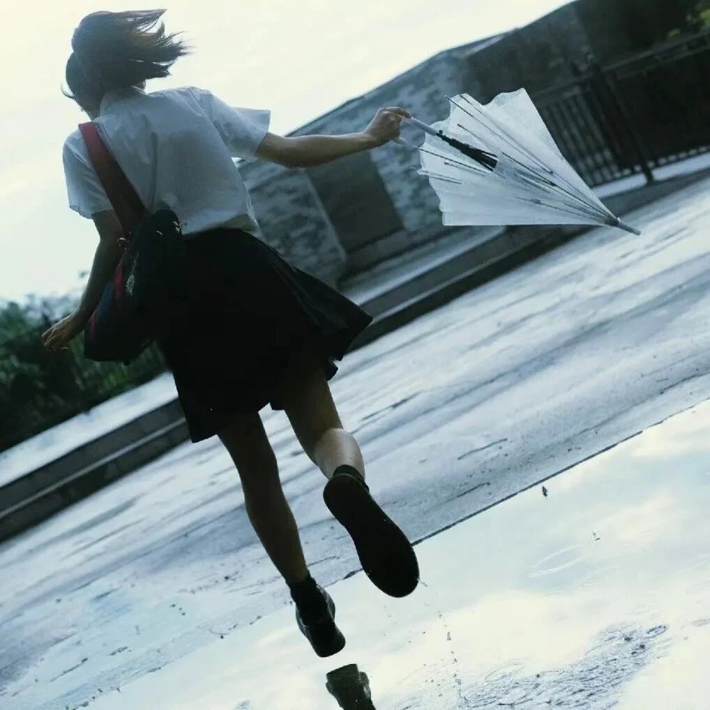 氛围感背影不露脸女生头像