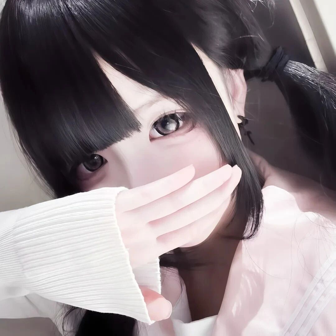 捂嘴少萝女生头像