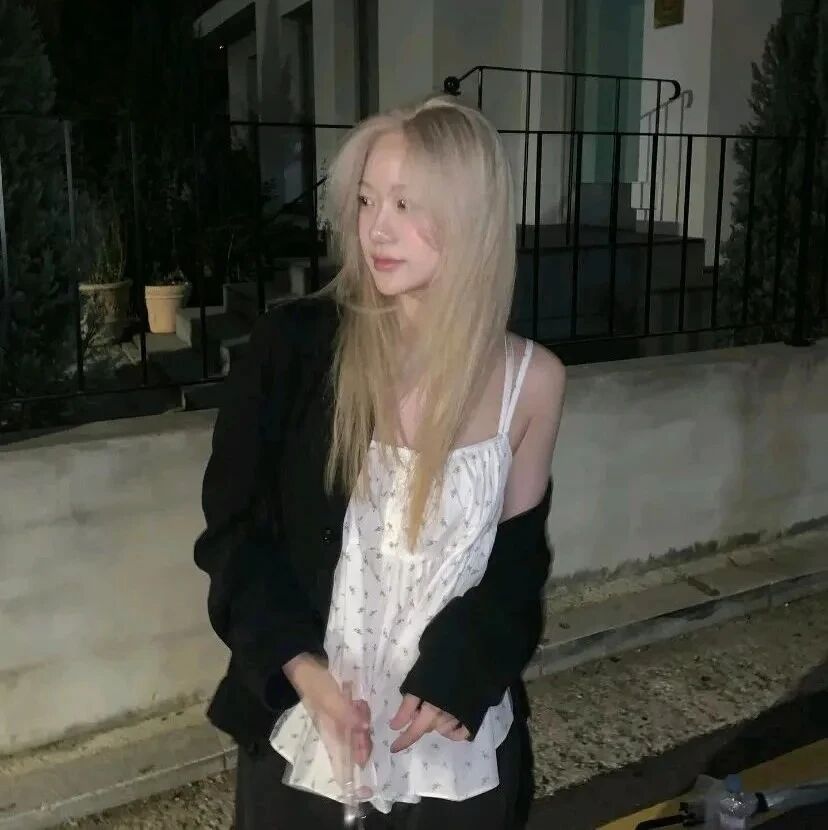 街头小众女生头像