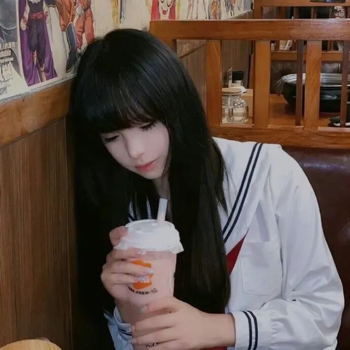 喝奶茶甜妹女生头像