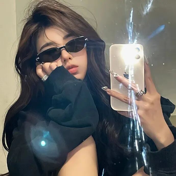 墨镜自拍手机高冷女生头像