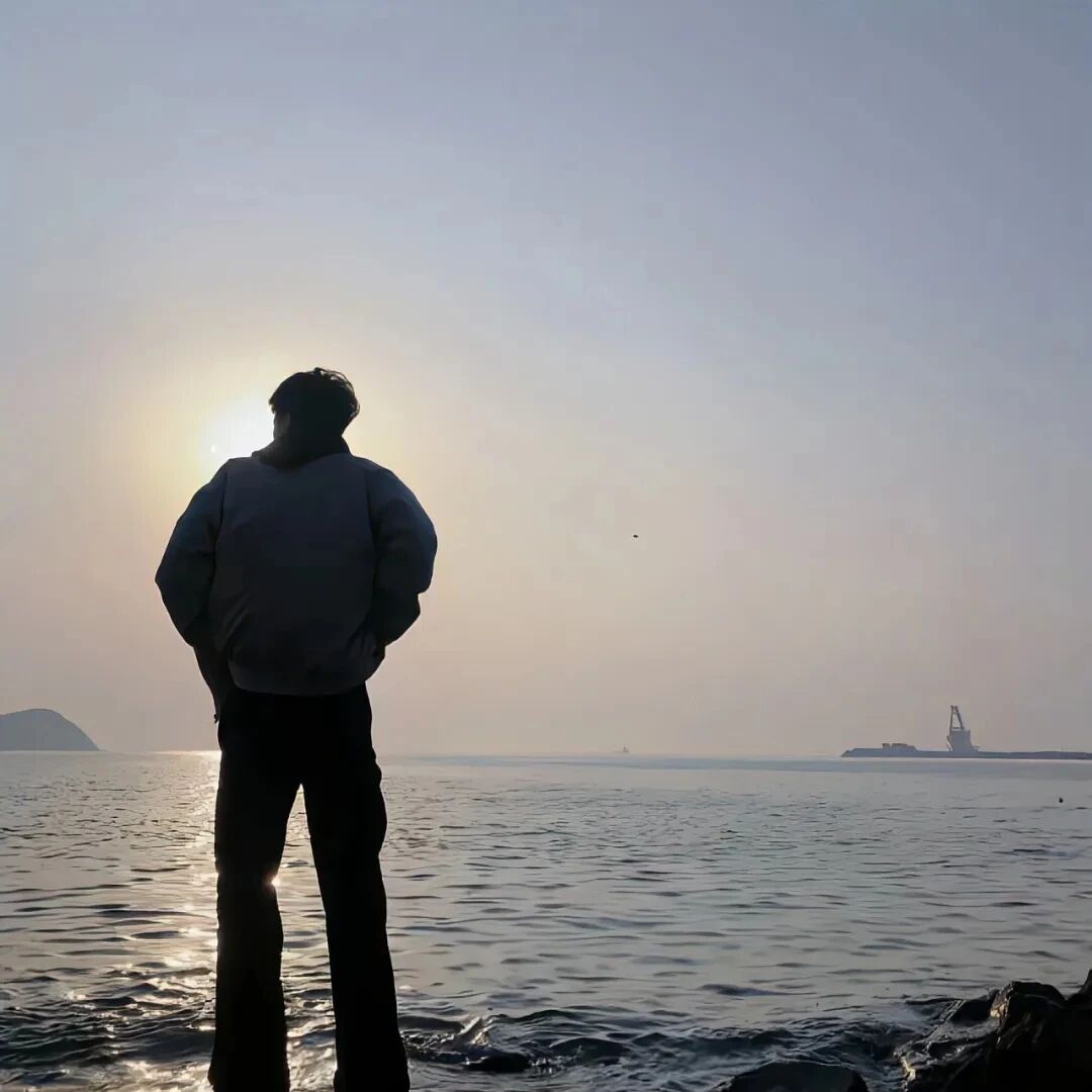 海边小众背影不露脸男生头像