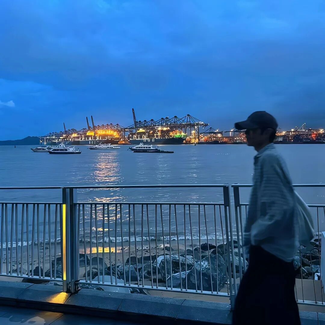 海边氛围感不露脸男生头像