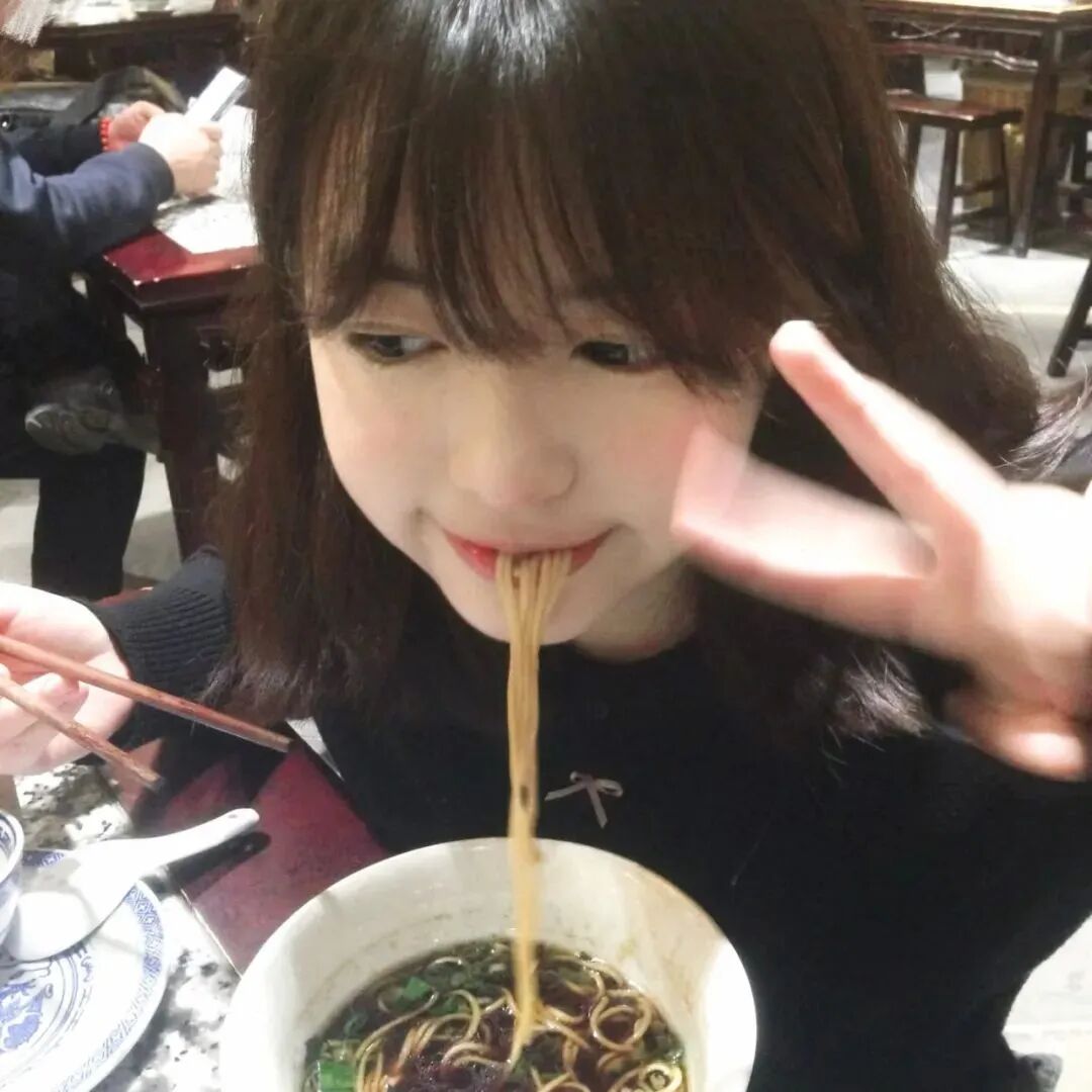 剪刀手吃面甜妹女生头像