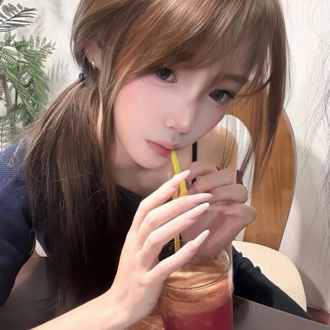 喝饮料小众女生头像
