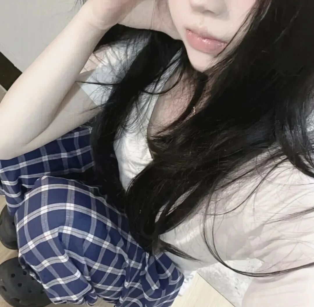 蹲着纯欲不露脸女生头像