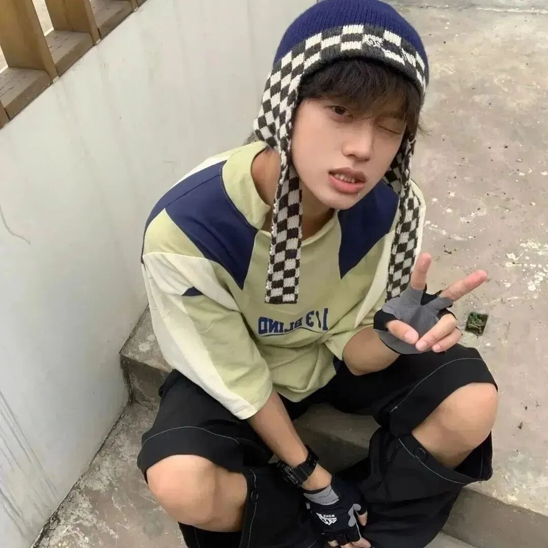 剪刀手个性男生头像