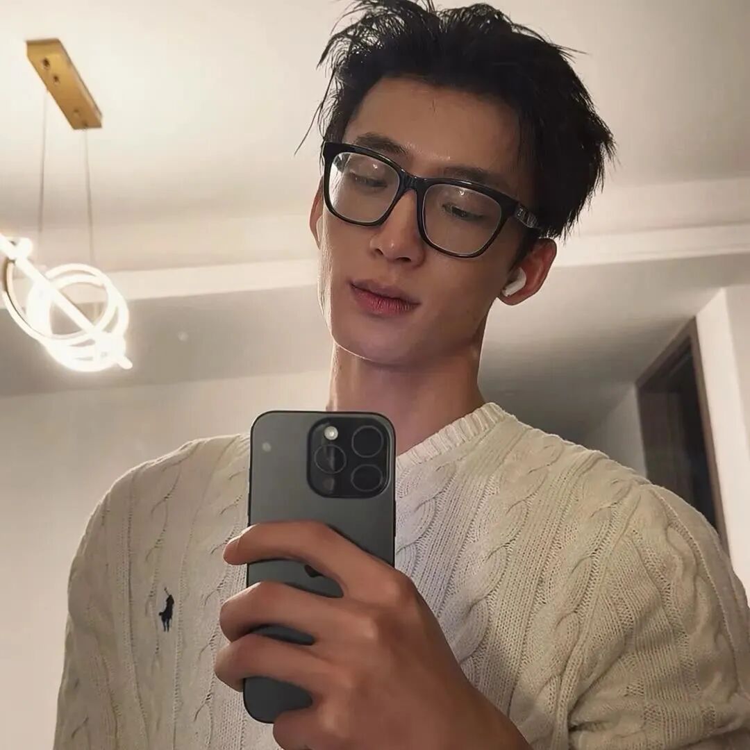 自拍手机成熟男生头像