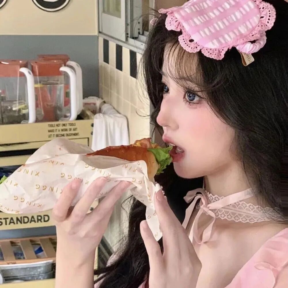 吃东西纯欲侧脸女生头像