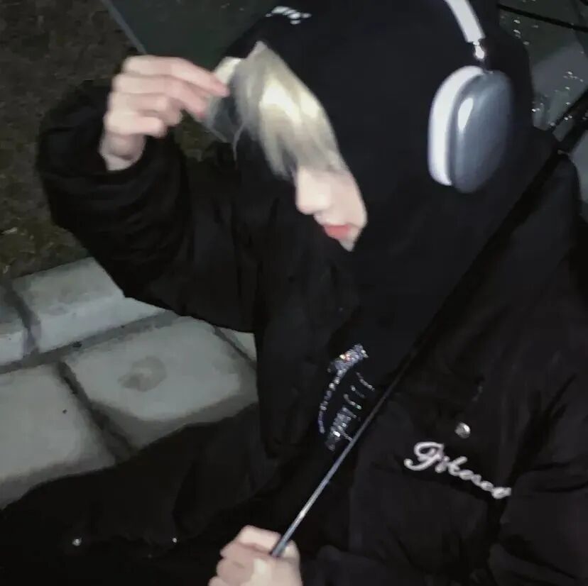 戴耳机痞帅侧脸男生头像