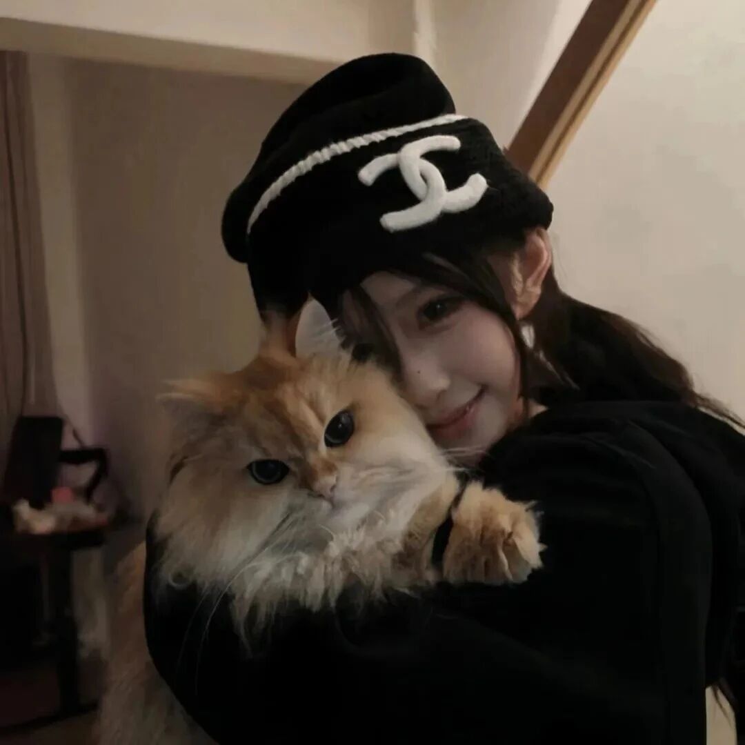 抱着猫咪甜妹女生头像