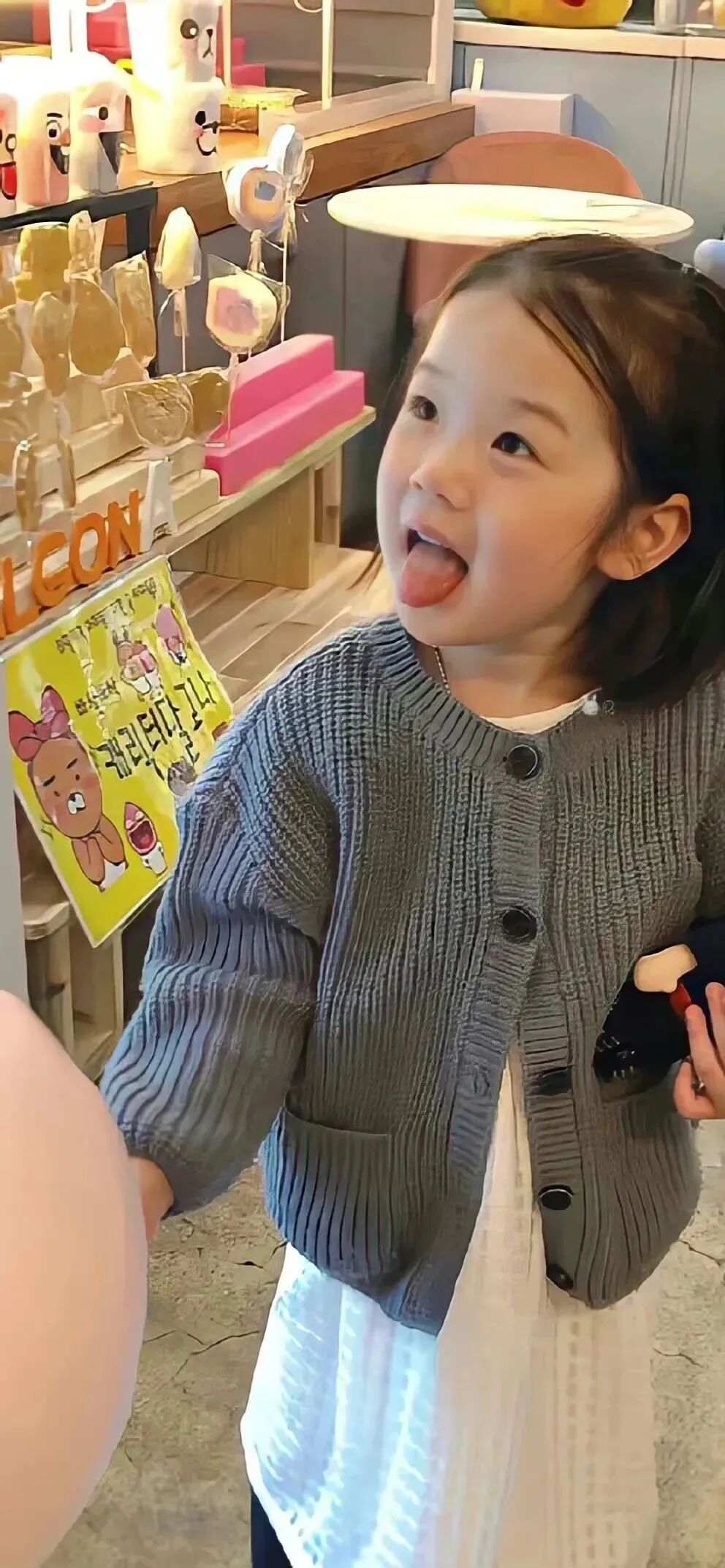 可爱金雪小女孩壁纸