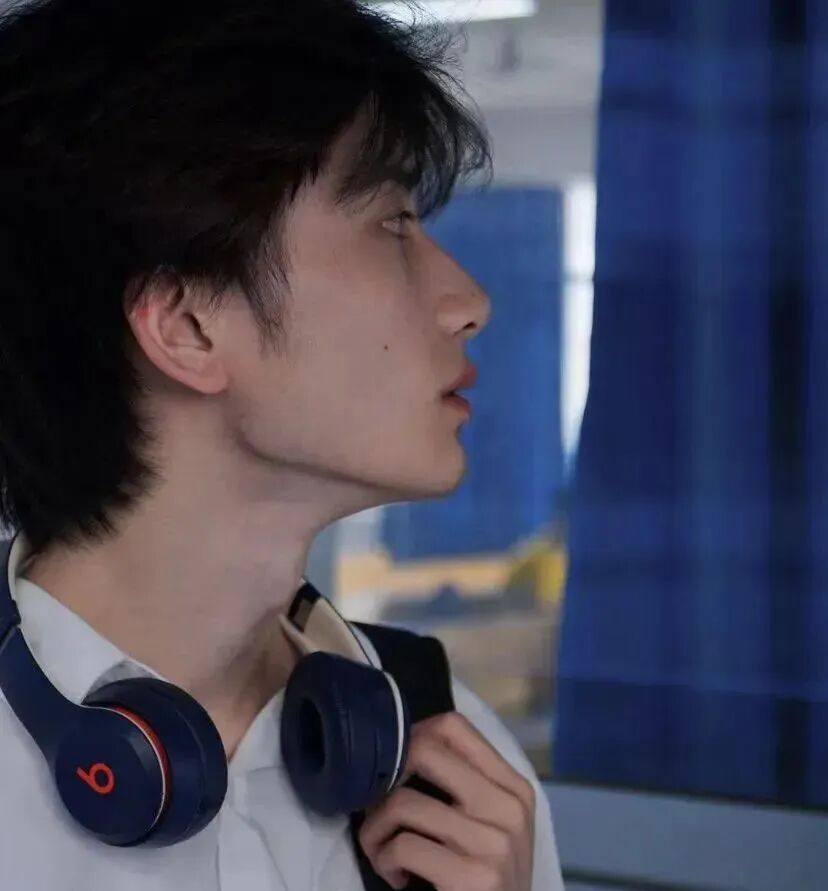戴耳机个性侧脸男生头像