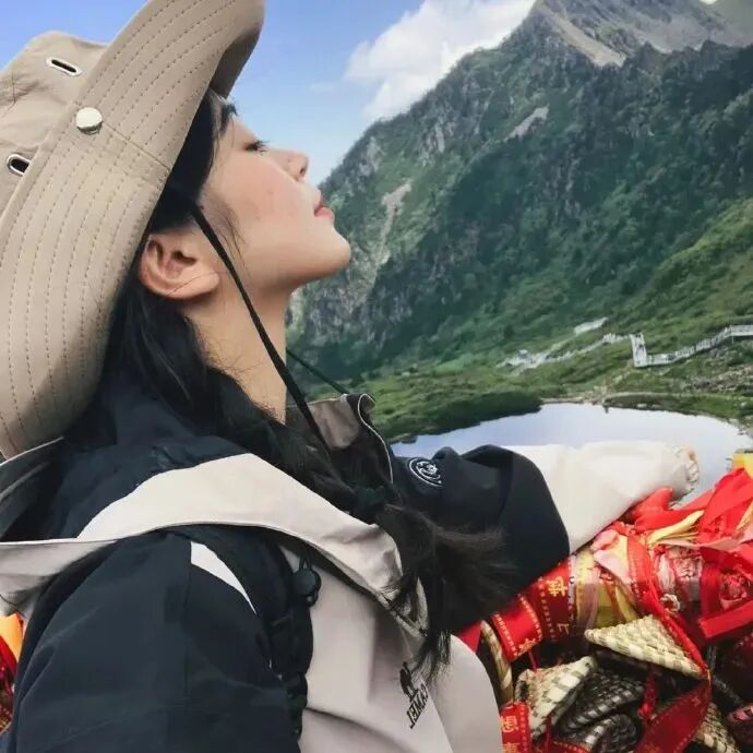 高山小众侧脸女生头像