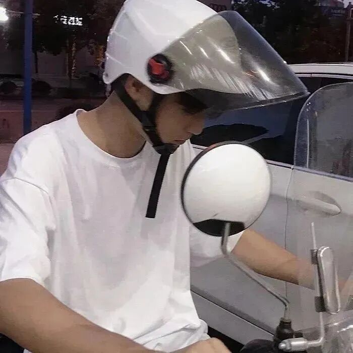 骑小摩托侧脸小众男生头像