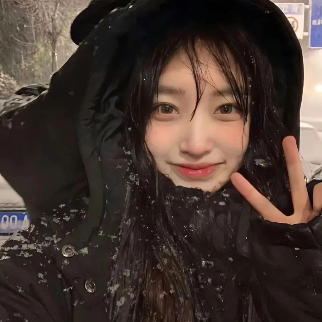 剪刀手冬天甜妹女生头像