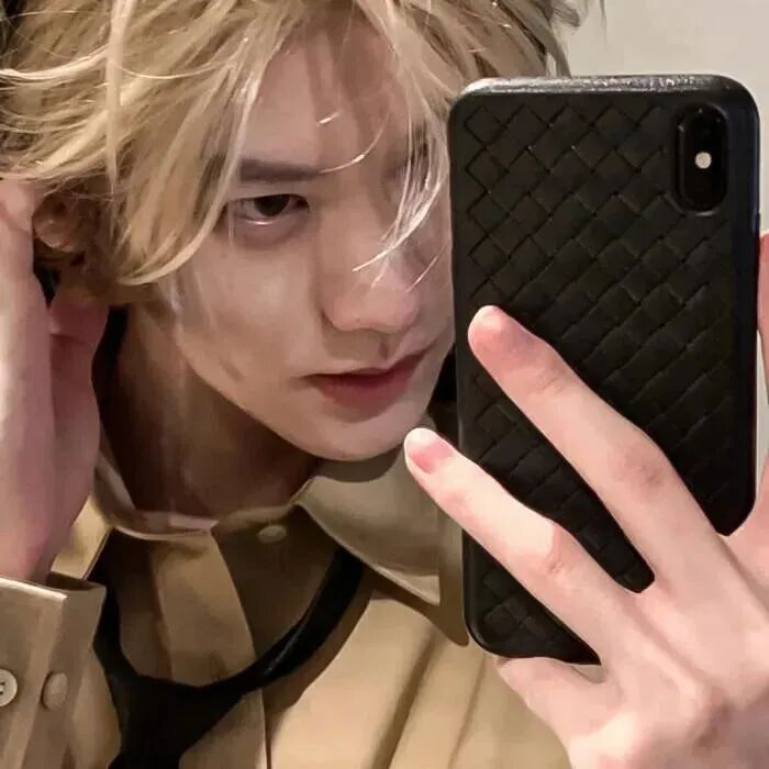自拍手机冷酷男生头像