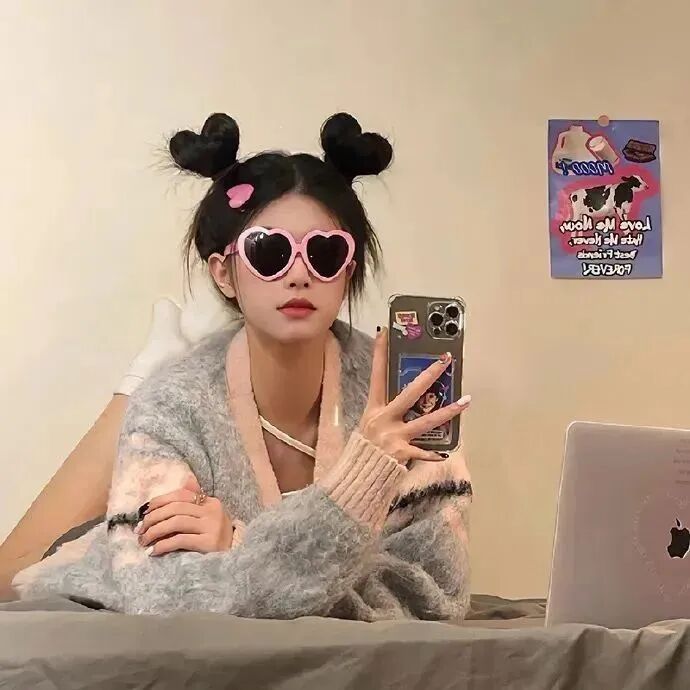 自拍手机墨镜甜酷女生头像